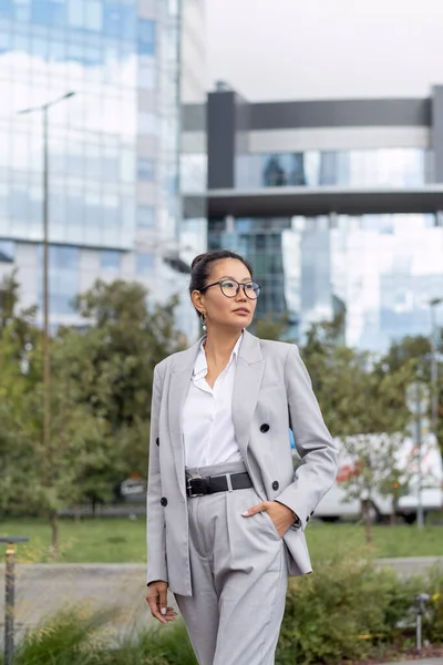 Kentsel çevreye karşı duran zarif Asyalı kadın