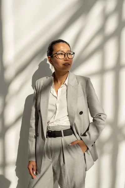 우아 한 회색 양복을 입은 현대 아시아 여성 — 스톡 사진