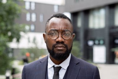 Gözlüklü ve takım elbiseli genç ciddi işadamı.