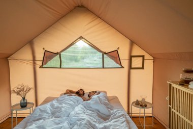 Huzurlu çift çift çift yatakta huzur içinde uyuyor.