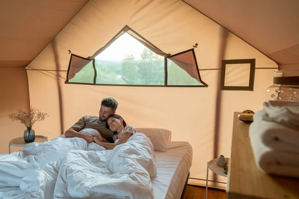 Couple affectueux regardant les paysages autour de leur tente de glamping — Photo