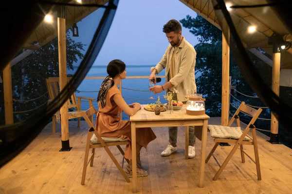 Genç çift servis masasında yaz akşamının tadını çıkarıyor.