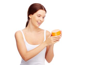 genç kadın el kremi sunulması