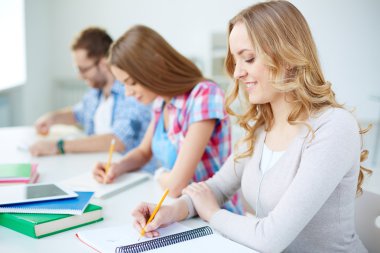 öğrencilerin sınav yazma