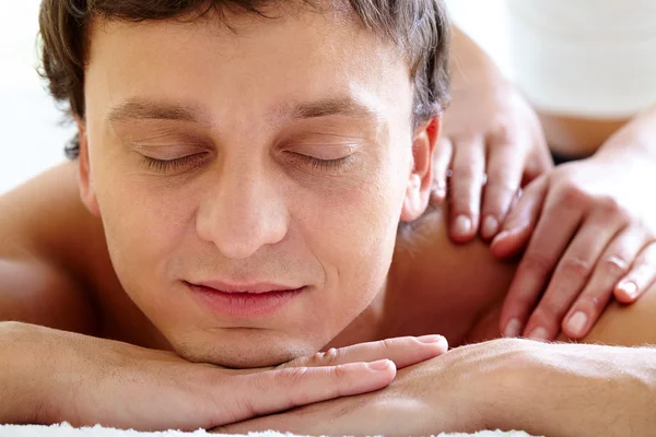 Homem desfrutando de massagem — Fotografia de Stock