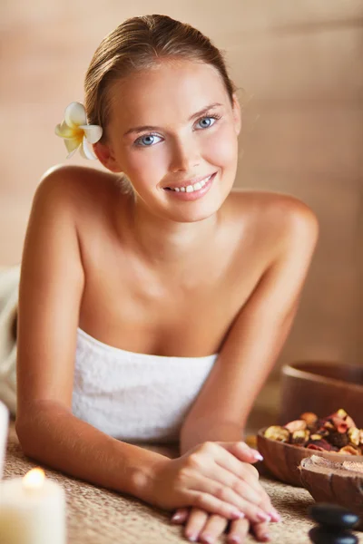 Jeune femme relaxante dans un salon de spa — Photo