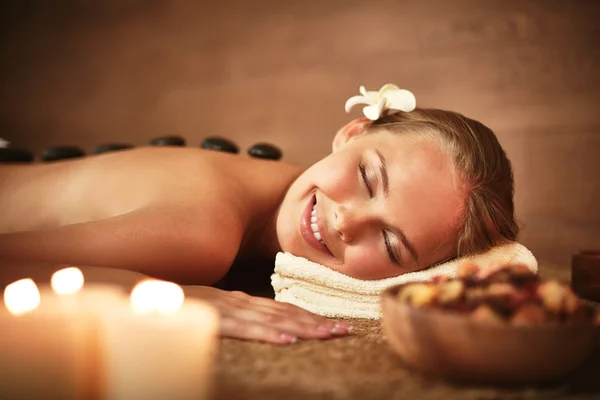 Jovem do sexo feminino desfrutando procedimento spa — Fotografia de Stock