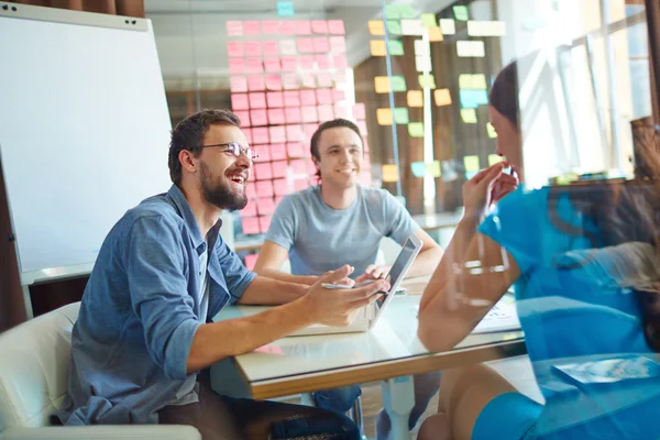 Jóvenes socios comerciales compartiendo ideas — Foto de Stock