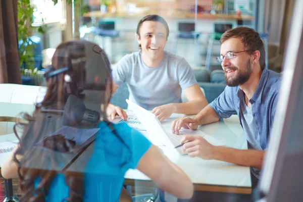 Young business partners discussing ideas — Stock Photo, Image
