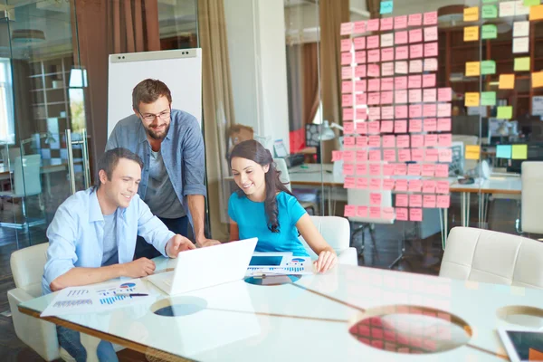 Gruppo di partner commerciali in carica — Foto Stock