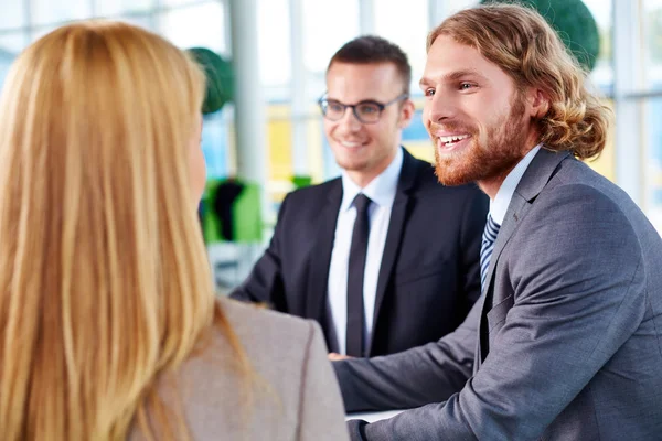 Habla el hombre de negocios. — Foto de Stock