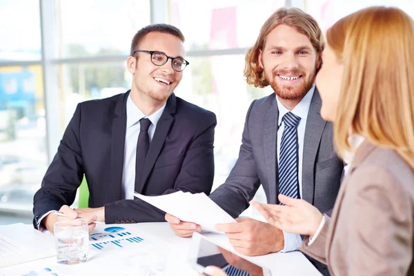 Socios comerciales discutiendo ideas —  Fotos de Stock