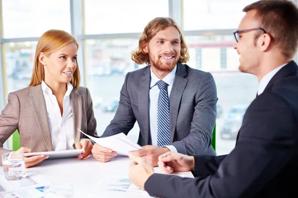 Socios comerciales discutiendo ideas —  Fotos de Stock