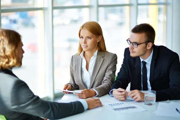 Socios comerciales escuchando atentamente — Foto de Stock