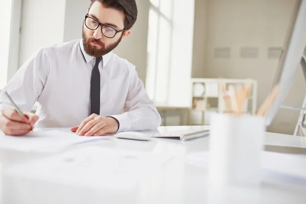 Homme d'affaires travaillant dans le bureau — Photo