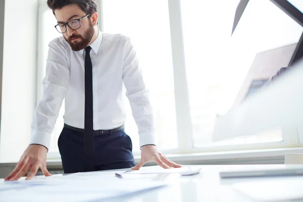 Empresario trabajando con papeles — Foto de Stock