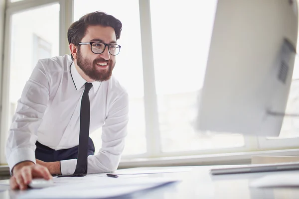 Framgångsrik affärsman arbetar med dator — Stockfoto