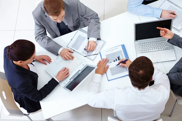 Equipo de negocios sentado alrededor de la mesa — Foto de Stock