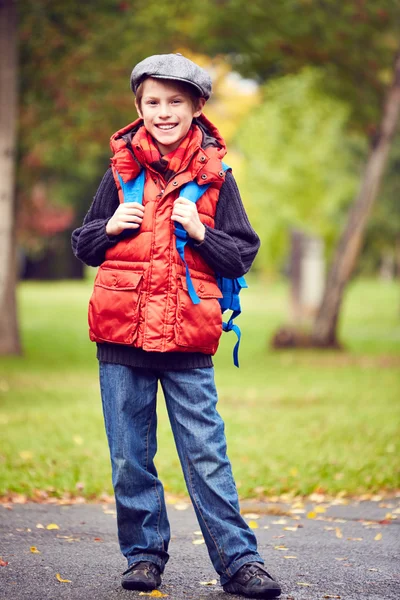 Glücklicher Schuljunge — Stockfoto