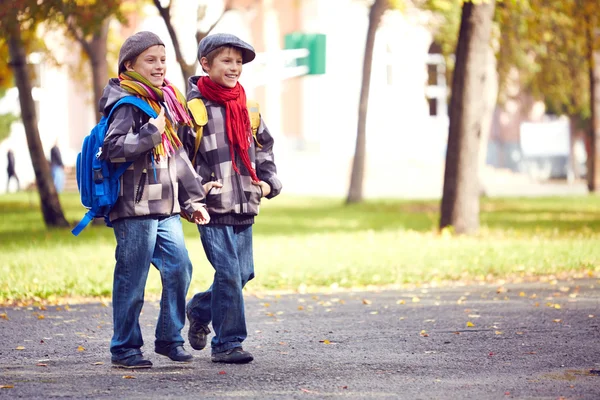 Schüler gehen zur Schule — Stockfoto