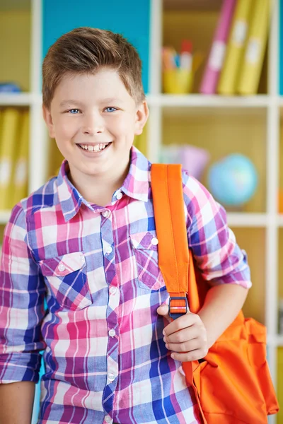 Glücklicher Schuljunge — Stockfoto