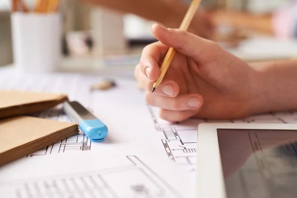 Hand mit Bleistift — Stockfoto