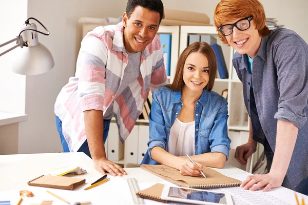 Grupo de jóvenes diseñadores — Foto de Stock