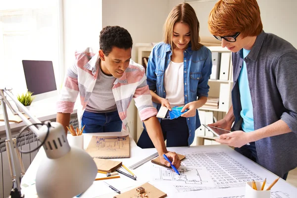 Diseñadores discutiendo bosquejo — Foto de Stock