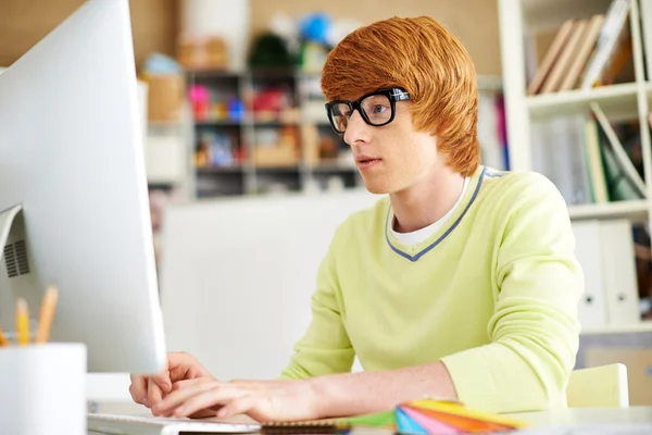 Slimme jongen werken met computer — Stockfoto