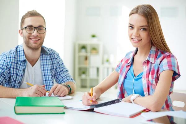 Compagni di classe a lezione — Foto Stock