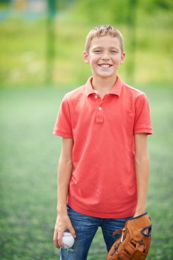 Beyzbol eldivenli çocuk.