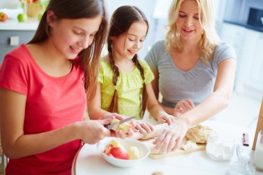 elmalı turta ile anne yapma kızları