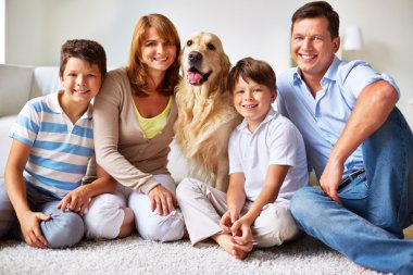 Köpekli mutlu aile