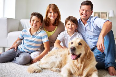 Köpekli mutlu aile