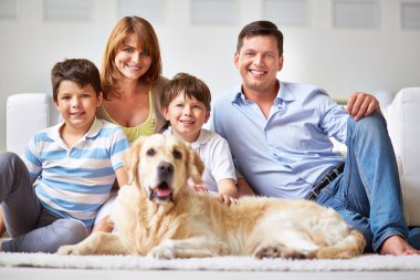 Köpekli mutlu aile