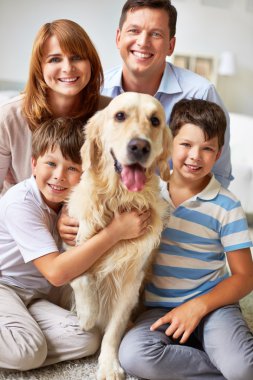 Köpekli mutlu aile