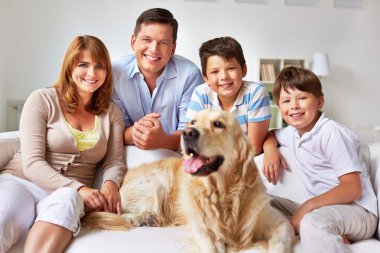 Köpekli mutlu aile