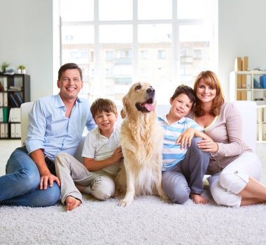 Köpekli mutlu aile