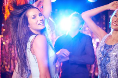 neşeli kızlar ve çocuklar dans