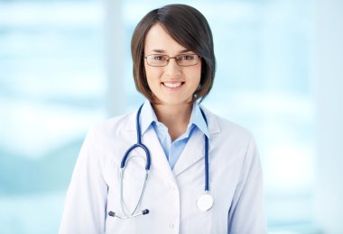 gülümseyen kadın doktor