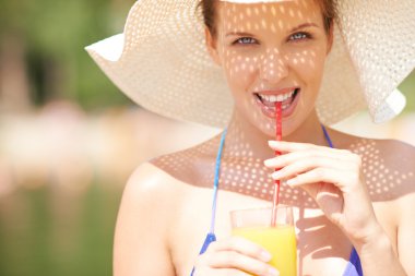 kadının suyu içme bikini