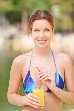 Bikini suyu ile güzel bir kadın