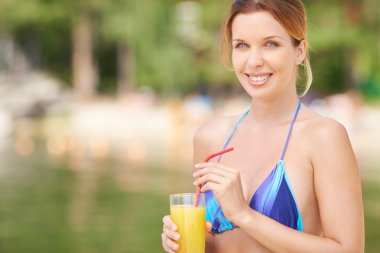 Bikini suyu ile güzel bir kadın