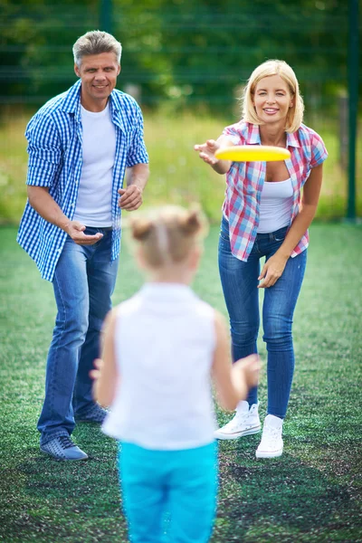 Pais jogando frisbee com a filha — Fotografia de Stock