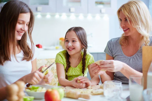 Girls and mother making patties — Stock Photo, Image
