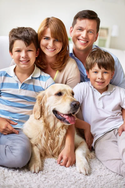 Familia feliz con perro — Foto de Stock