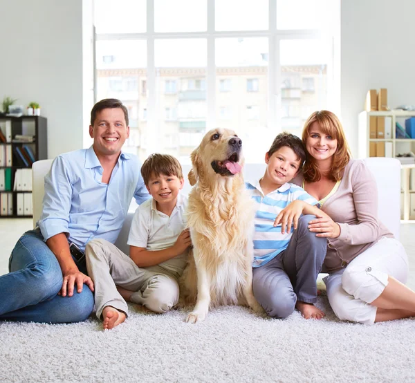 Familia feliz con perro — Foto de Stock