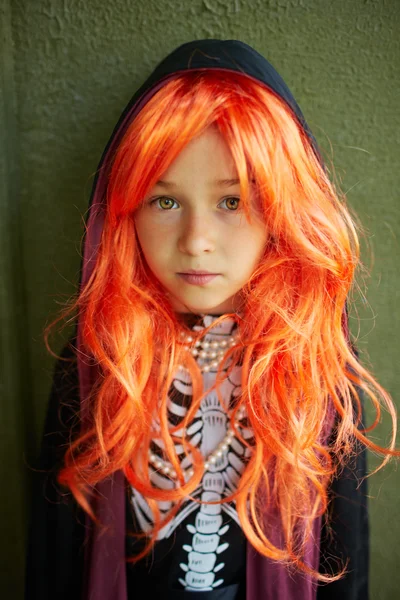 Menina na peruca — Fotografia de Stock