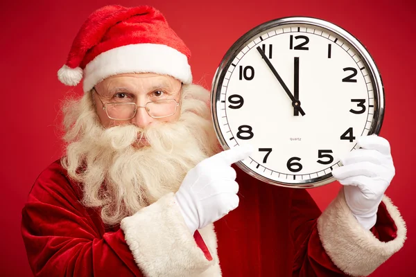 Babbo Natale indicando orologio — Foto Stock