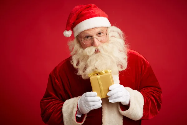 Kerstman met geschenkdoos — Stockfoto